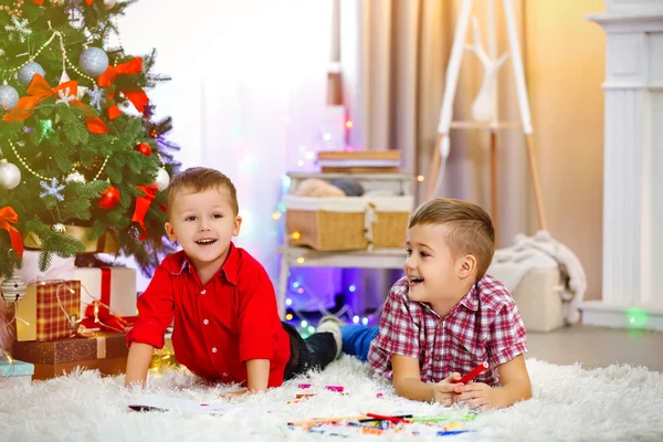 Zwei süße kleine Brüder an Weihnachten — Stockfoto