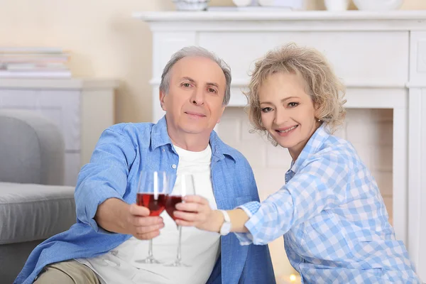 Maduro casal beber vinho — Fotografia de Stock