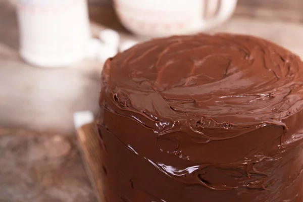 Bolo de chocolate com lâmina em um fundo de placas de madeira — Fotografia de Stock