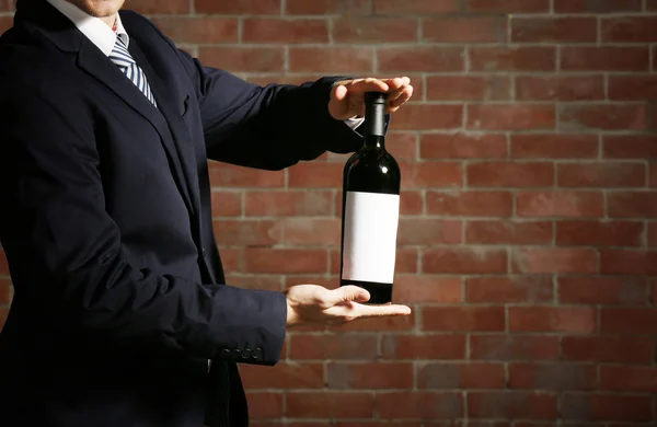 Hombre sosteniendo botella de vino tinto —  Fotos de Stock