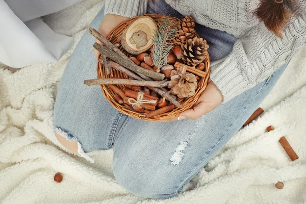 Cesta de mimbre con decoración navideña — Foto de Stock