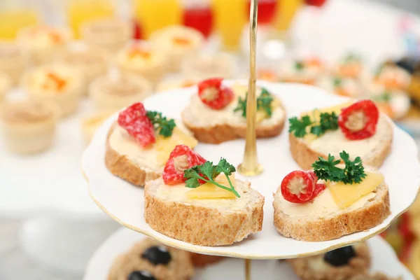 Conjunto de lanches frios, canapé, bebidas, close-up — Fotografia de Stock