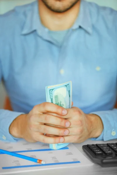 Homme travaillant sur le rapport financier — Photo