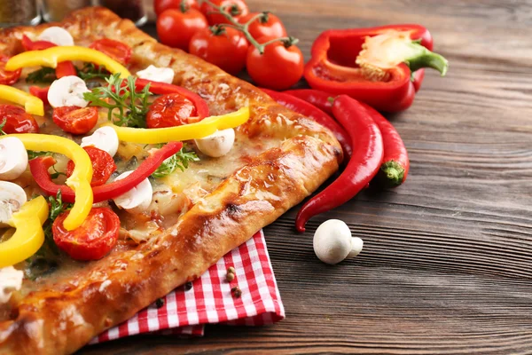Vers zelfgemaakte pizza op houten achtergrond — Stockfoto