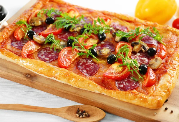 Rectángulo deliciosa pizza en la mesa, primer plano —  Fotos de Stock