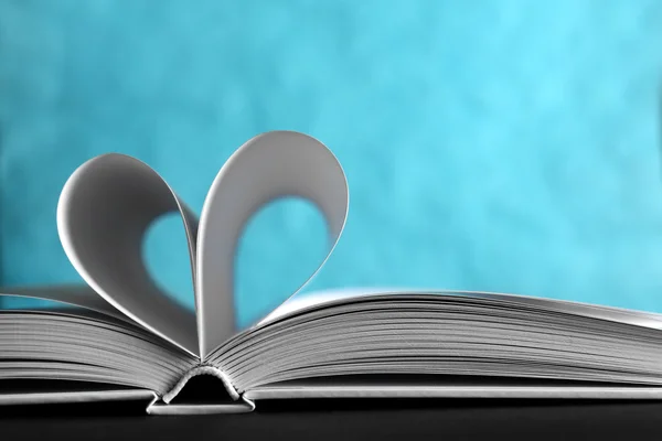 本书的床单弯曲成心脏的形状 — 图库照片