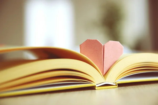 Livre et signet en forme de coeur — Photo