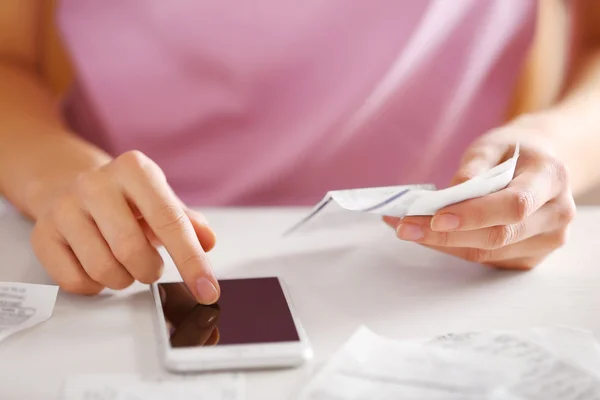 Mujer con cuentas y teléfono inteligente — Foto de Stock