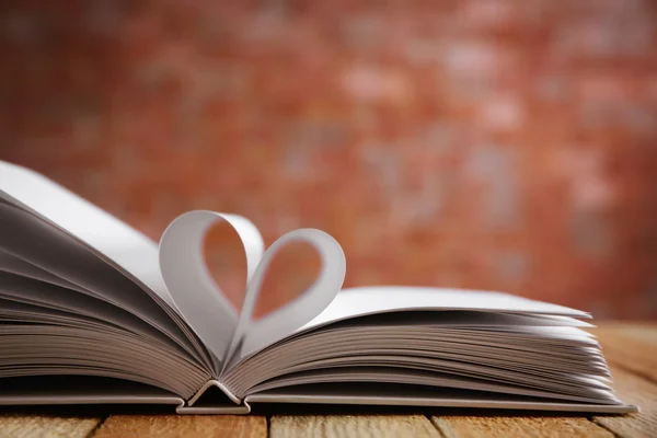 Hojas de libro curvadas en forma de corazón — Foto de Stock