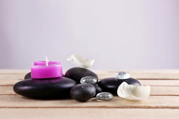 Piedras de spa y velas moradas — Foto de Stock