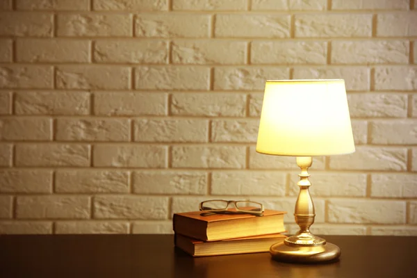 Nachtlampe und Bücher auf dem Schreibtisch — Stockfoto