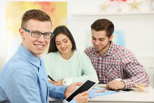 Agente che offre opzioni di vacanza per la coppia — Foto Stock