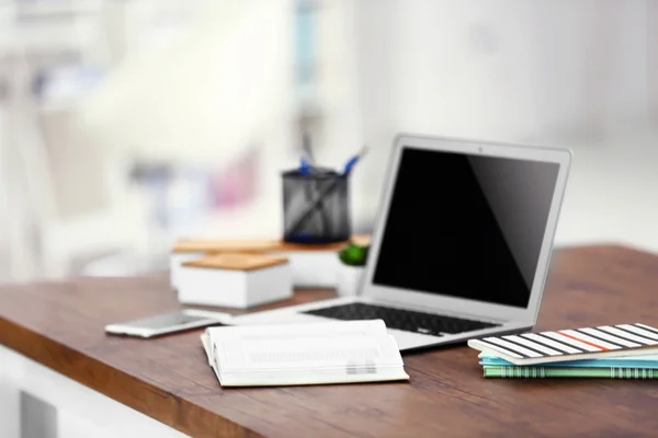 Posto di lavoro con computer portatile sul tavolo — Foto Stock