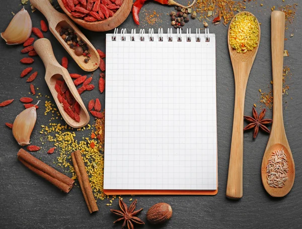 Surtido de especias con cuaderno de recetas — Foto de Stock