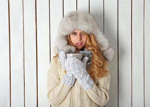 Portrait d'hiver de jeune femme blonde — Photo