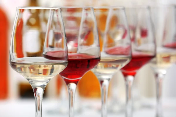 Bicchieri di vino con vino rosso e bianco, primo piano — Foto Stock