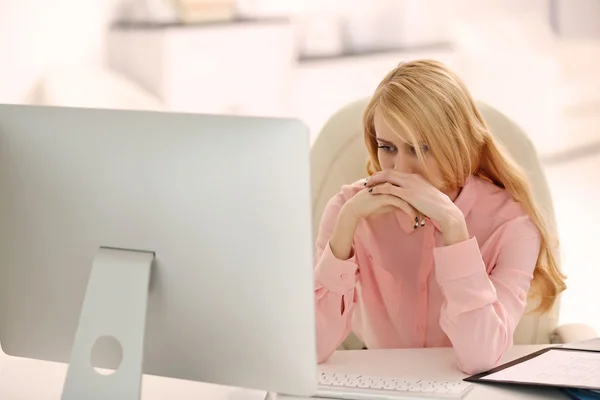 Mujer cansada en la computadora en la oficina — Foto de Stock