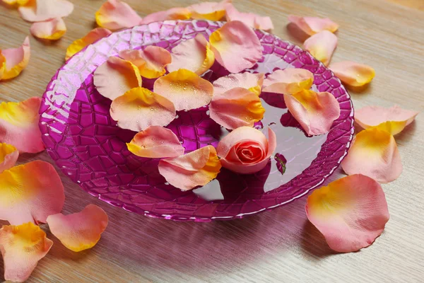 Rosa pétalos de rosa en tazón púrpura — Foto de Stock