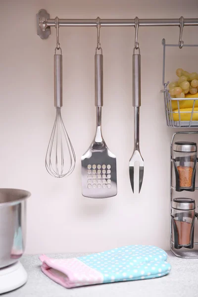 Set of cutlery hanging on wall — Stock Photo, Image