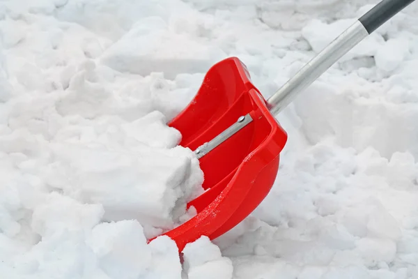 Tél fogalma. Piros lapát hóeltakarítás számára — Stock Fotó