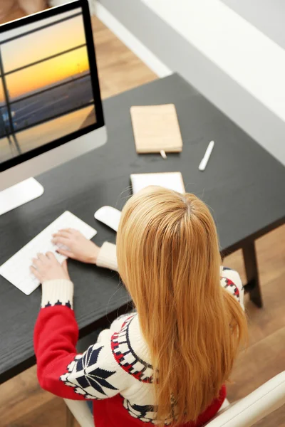 Vista Trasera Chica Rubia Utilizando Computadora Moderna Oficina — Foto de Stock