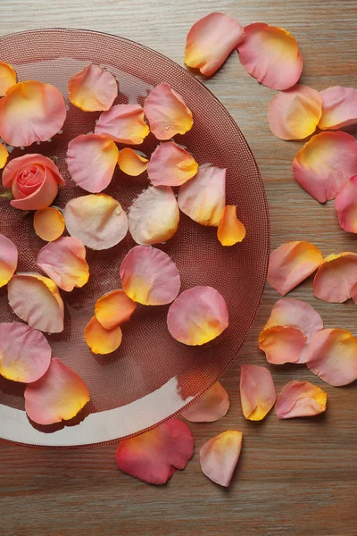 Pink and yellow rose petals in bowl — Stock Photo, Image