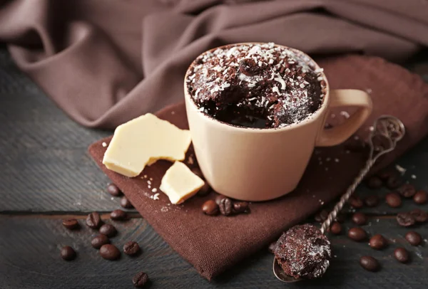 Schokolade Fondant Kuchen in Tasse auf Holztisch Nahaufnahme — Stockfoto
