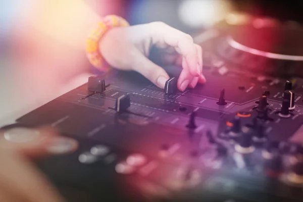 DJ играет музыку — стоковое фото