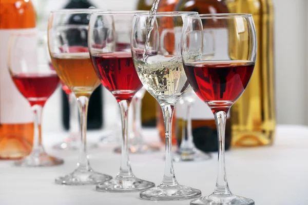 Witte wijn, gieten in glazen, close-up — Stockfoto