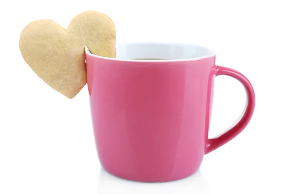 Galleta en forma de corazón en taza de café aislado en blanco — Foto de Stock