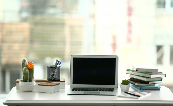 Laptop op tafel in het kantoor — Stockfoto