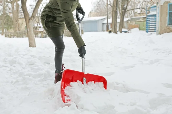 Žena odklízení sněhu — Stock fotografie