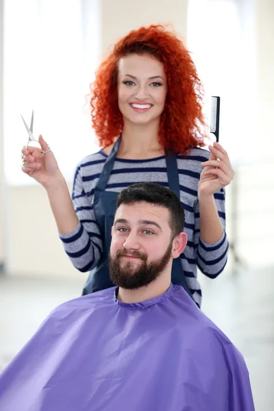 Profi-Friseur macht neuen Haarschnitt — Stockfoto