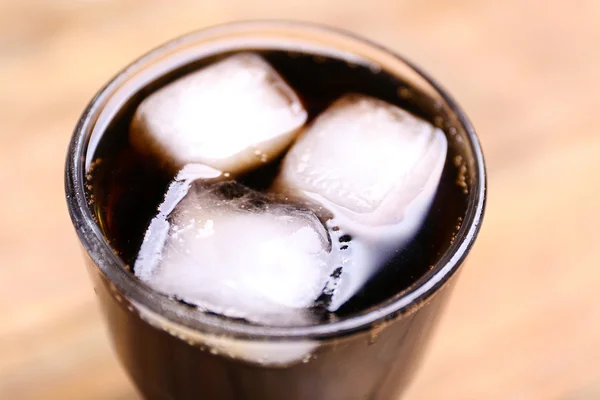 Vaso de agua con bloques de hielo sobre fondo de madera, primer plano — Foto de Stock