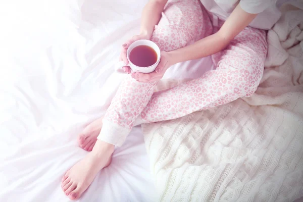 Mujer sosteniendo taza de té — Foto de Stock