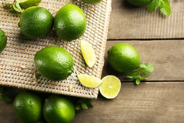 Limes fraîches sur panier en osier — Photo