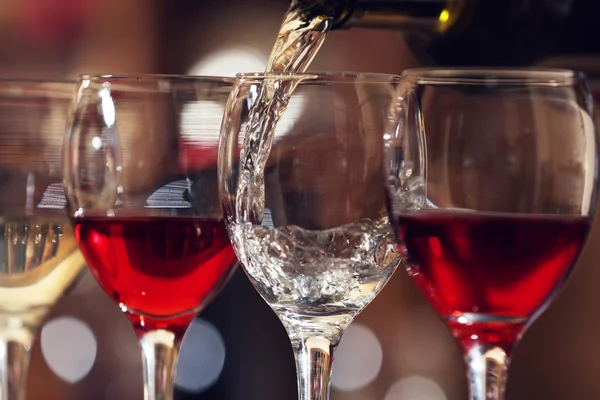 Witte wijn, gieten in wijnglas, close-up — Stockfoto