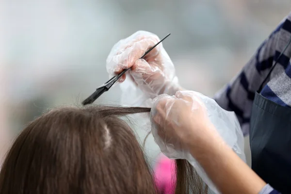 Hairdresser combing hair — Stock Photo, Image