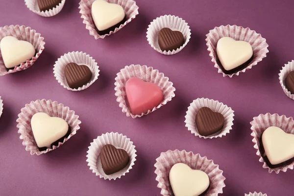 Caramelle gustose per San Valentino su sfondo viola — Foto Stock