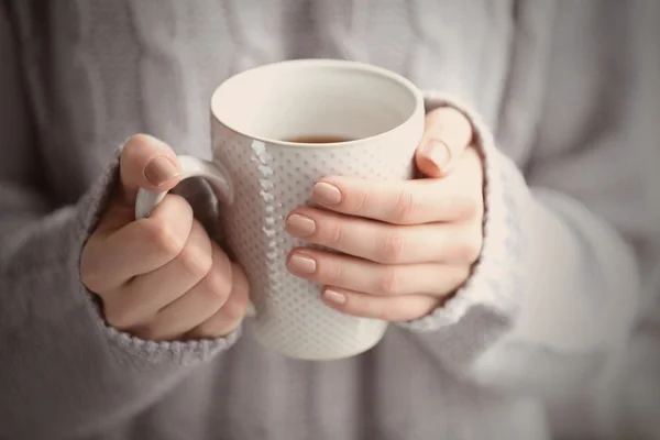 Bir fincan çay tutan kadın. — Stok fotoğraf