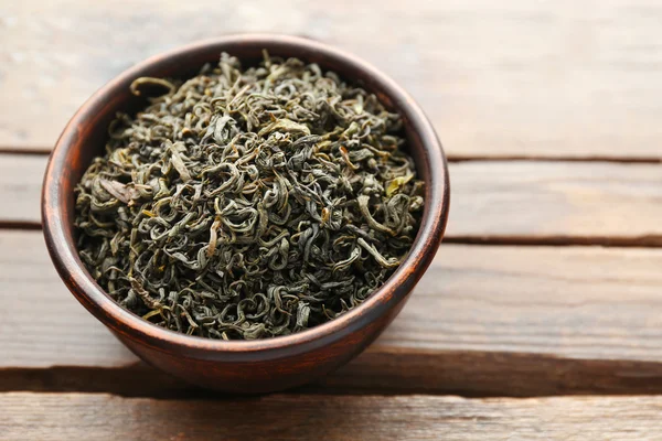 Groene thee in een ronde kom op houten tafel, close-up — Stockfoto