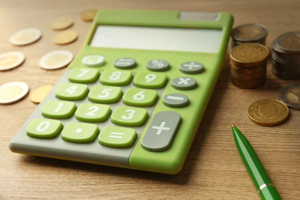 Concepto de dinero. Calculadora verde con monedas — Foto de Stock