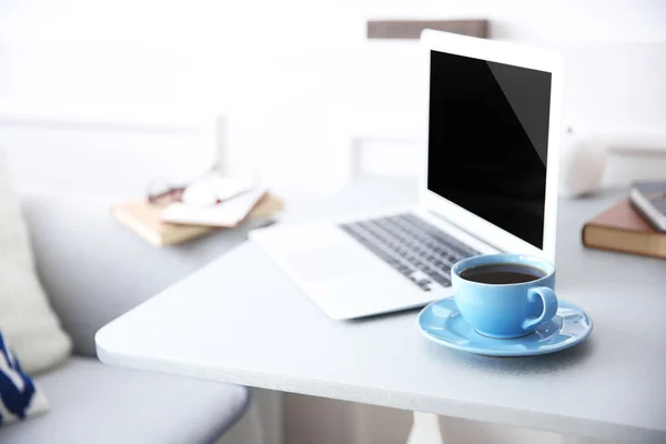 Laptop and cup of coffee — Stock Photo, Image