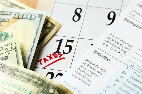 Calendar with tax form and dollar bills — Stock Photo, Image