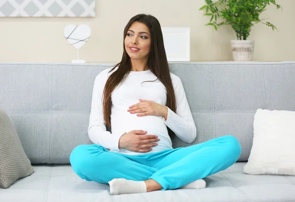 सुंदर गर्भवती महिला — स्टॉक फ़ोटो, इमेज
