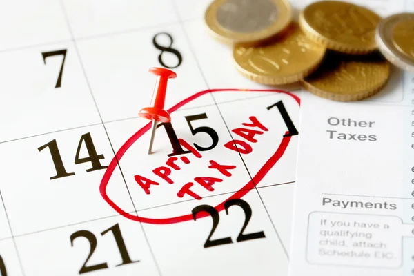 Día de los impuestos escrito y fijado en un calendario — Foto de Stock
