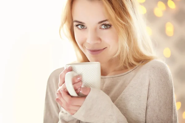 Sorridente ragazza godendo la sua tazza — Foto Stock