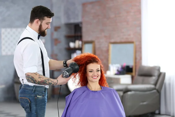 Красивая девушка посетить парикмахерскую — стоковое фото