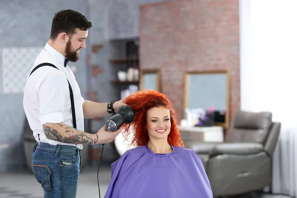 Schöne Mädchen besuchen Friseursalon — Stockfoto