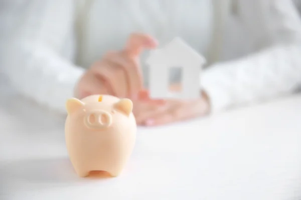 Mulher segurando Piggy Bank — Fotografia de Stock